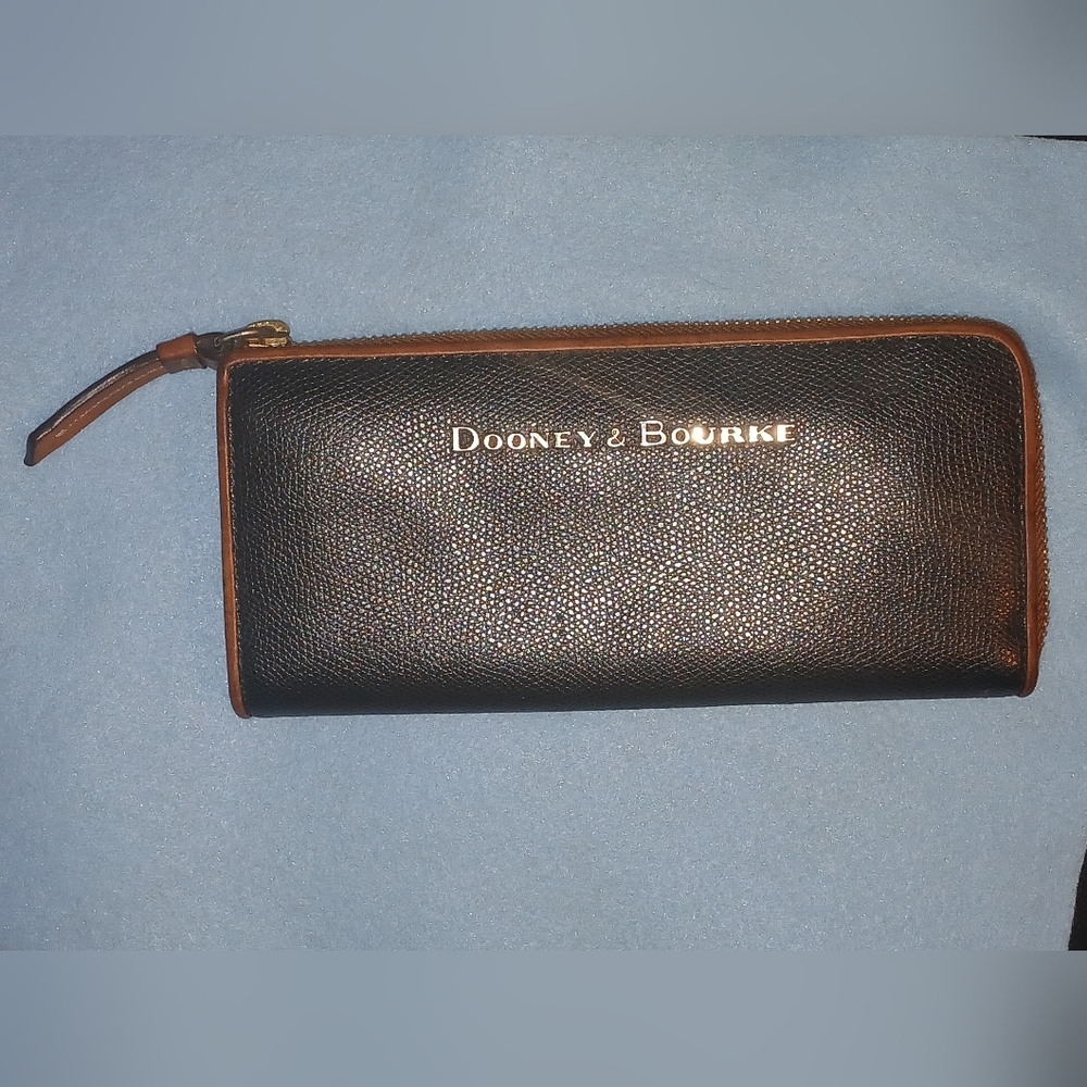 DOONEY & BOURKE Pebble Grain Large Zip Around Leather Wallet. NEW
